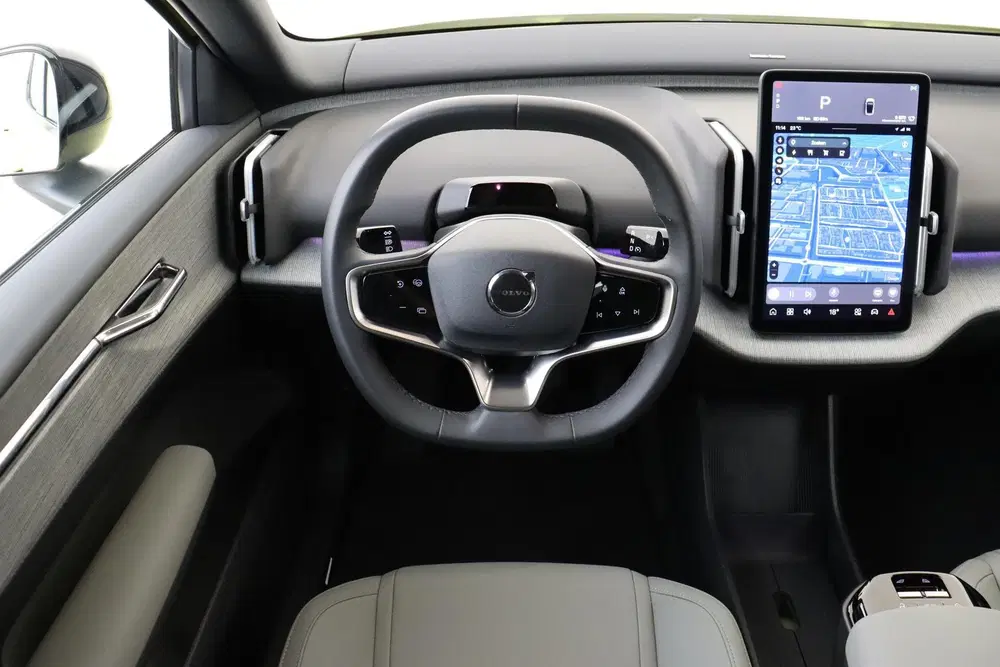 Volvo EX30 SINGLE MOTOR PLUS 51 kWh -HARMAN uit 2024, foto 2