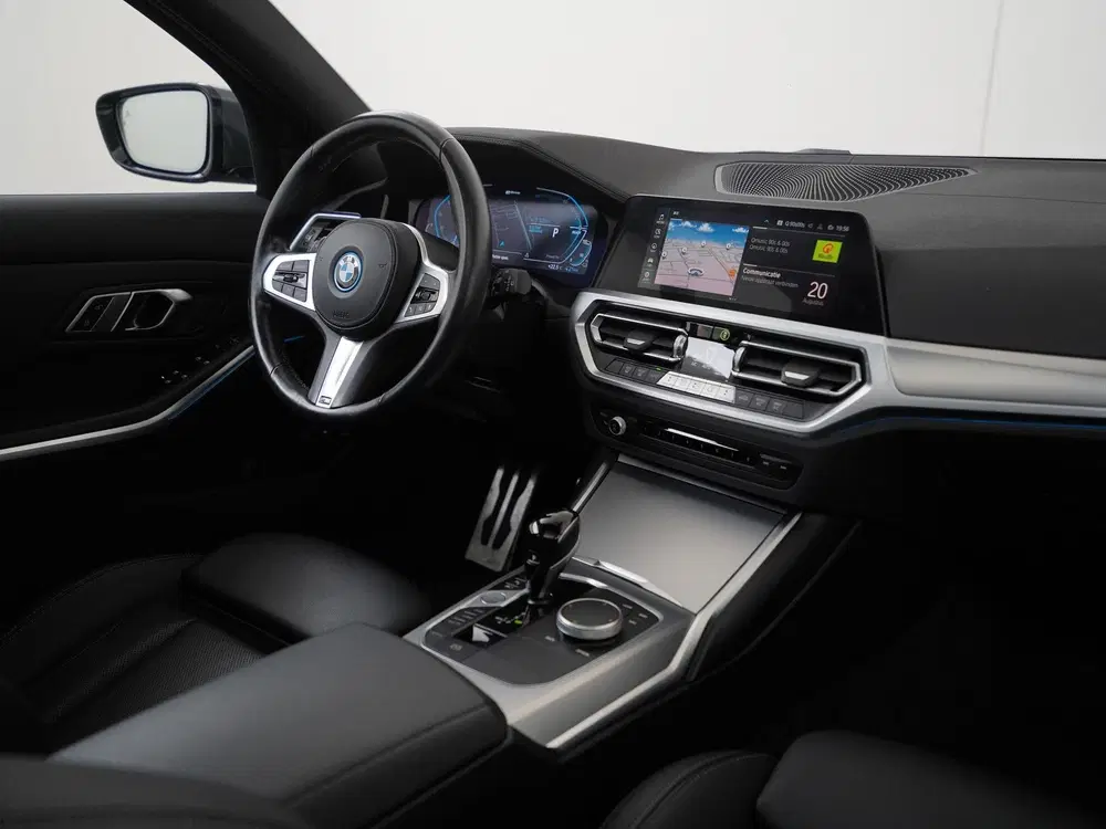 BMW 3-serie 330e xDrive M Sport Shadow uit 2022, foto 2