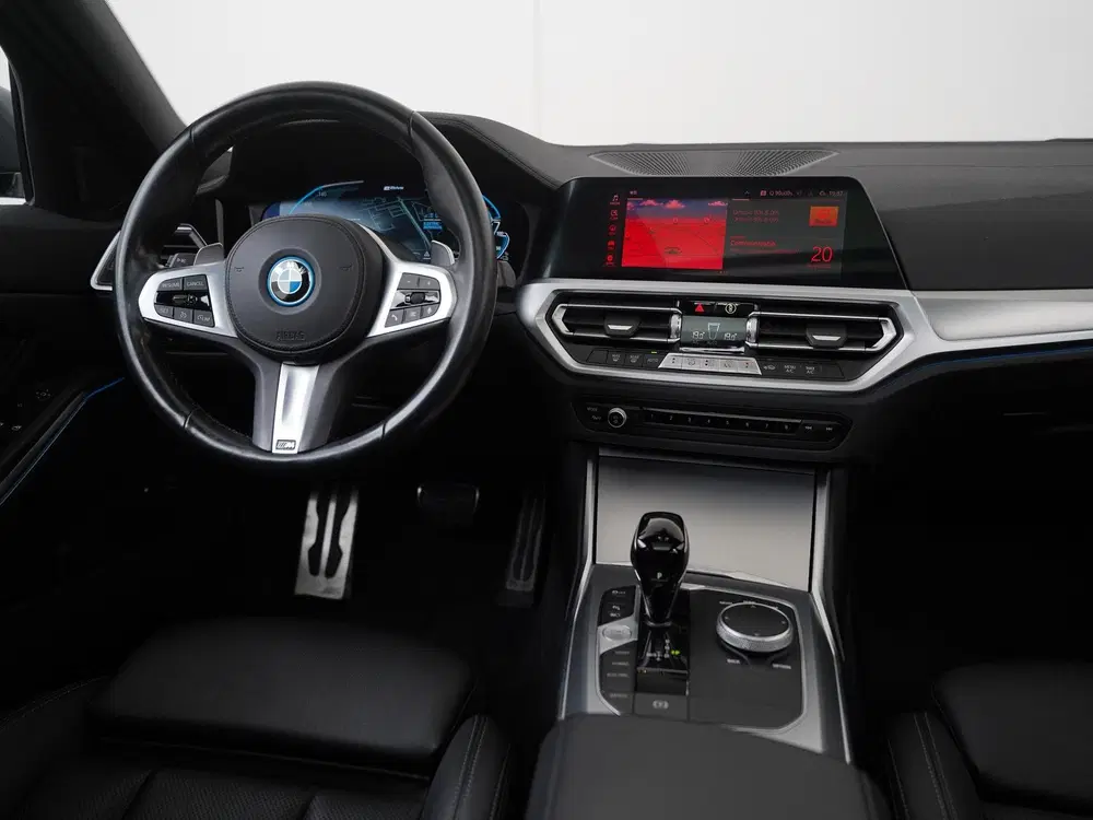 BMW 3-serie 330e xDrive M Sport Shadow uit 2022, foto 6