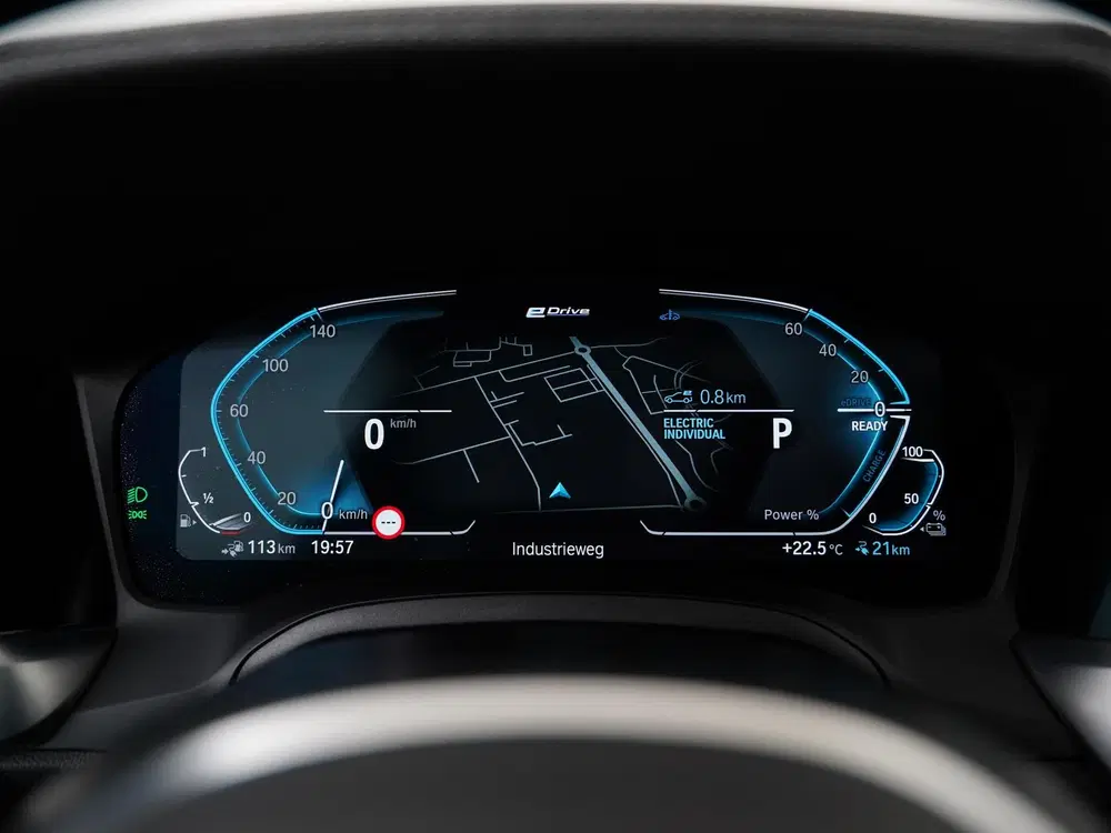 BMW 3-serie 330e xDrive M Sport Shadow uit 2022, foto 9