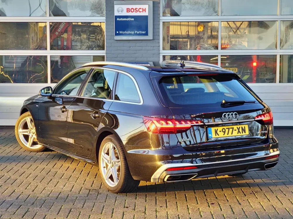 Audi A4 35 TFSI S edition uit 2021, foto 2
