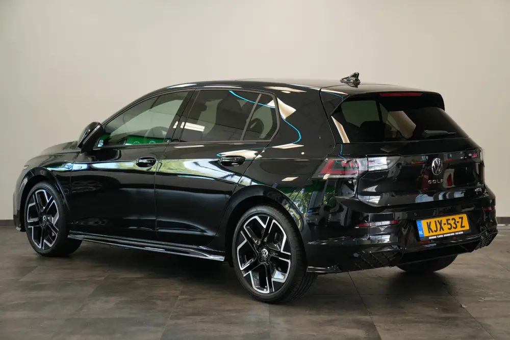 Volkswagen Golf 1.5 eTSI R-Line Edition Panoramadak IQ-Led 2 uit 2024, foto 3