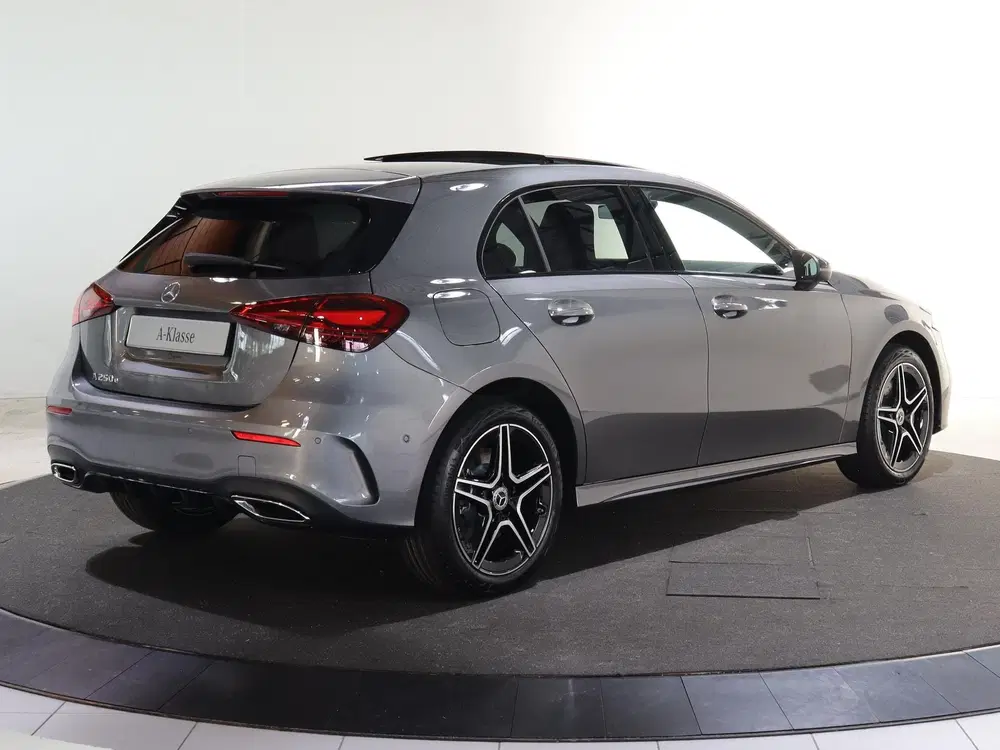 Mercedes-Benz A-Klasse 250 e Business Solution AMG uit 2025, foto 2