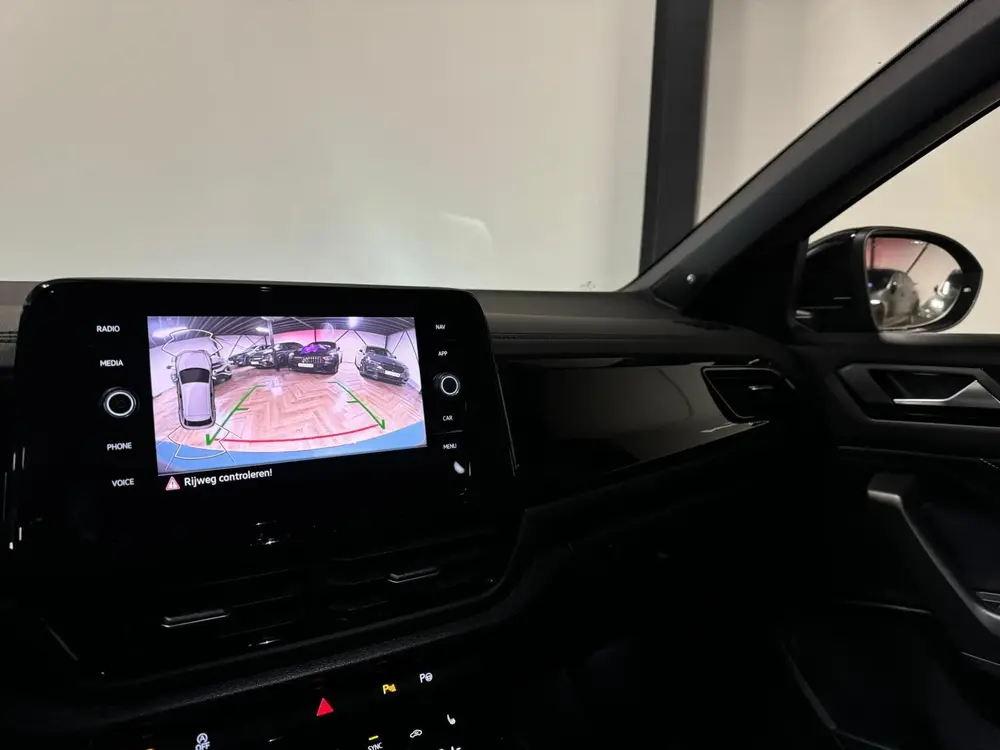 Volkswagen T-Roc 1.5 TSI R-Line Business PANO KEYLESS uit 2024, foto 20