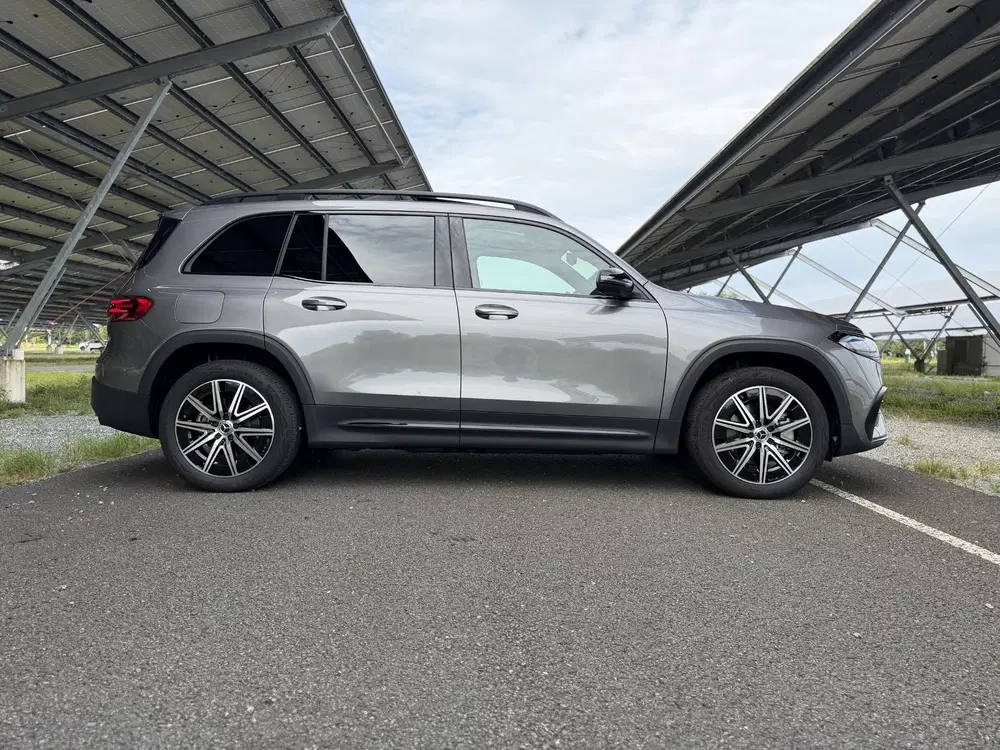 Mercedes-Benz EQB 250+ AMG Line uit 2025, foto 4