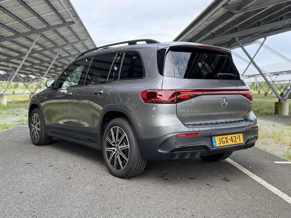 Mercedes-Benz EQB 250+ AMG Line uit 2025, foto 7