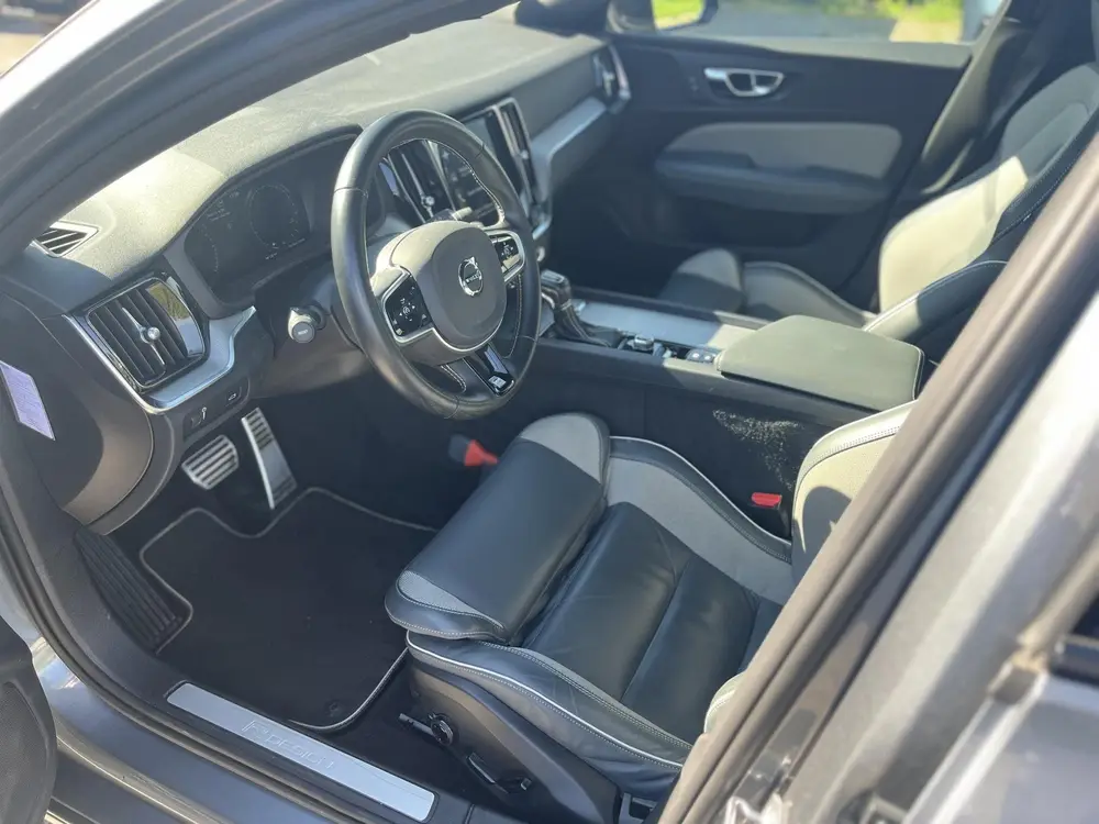 Volvo S60 T4 R-Design | Trekhaak | Memoryseats | Parkeercame uit 2019, foto 4
