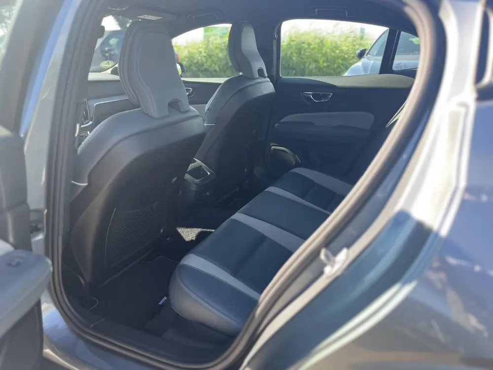 Volvo S60 T4 R-Design | Trekhaak | Memoryseats | Parkeercame uit 2019, foto 7