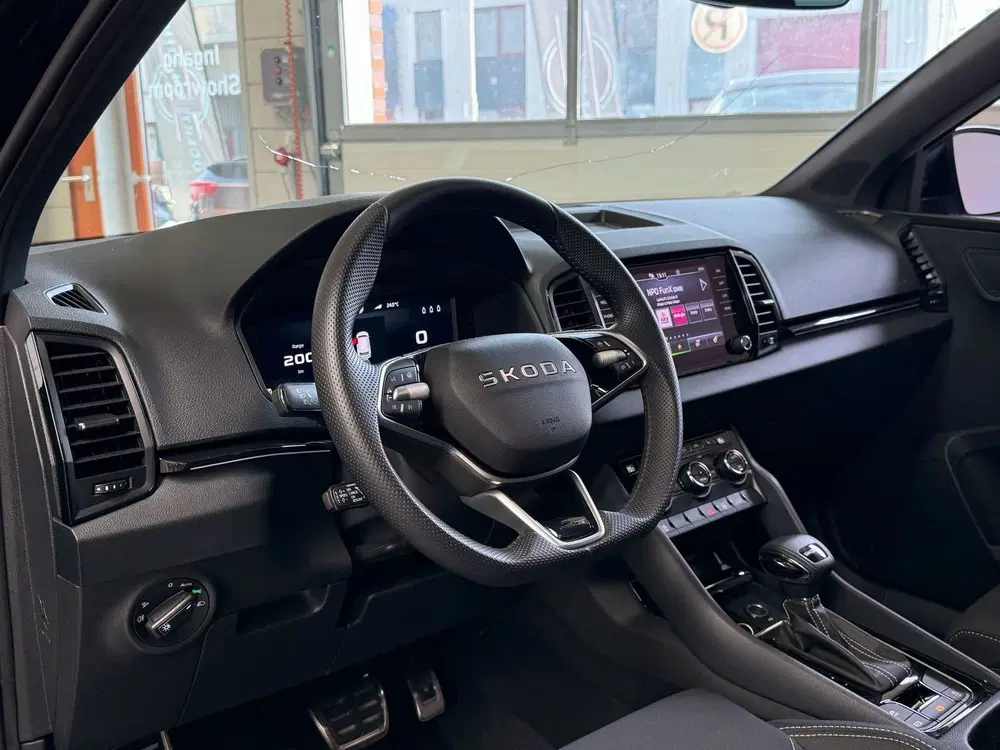 Skoda Karoq 1.5 TSI ACT Sportline uit 2025, foto 2