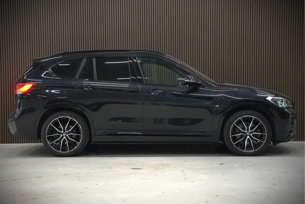 BMW X1 xDrive25e Executive M Sport uit 2020, foto 10