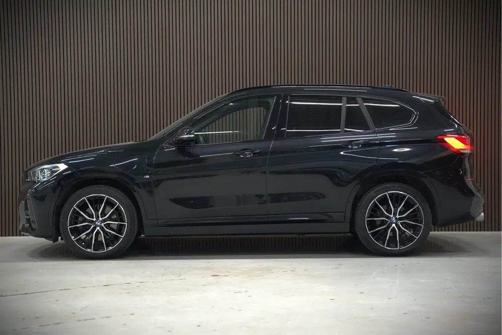 BMW X1 xDrive25e Executive M Sport uit 2020, foto 9