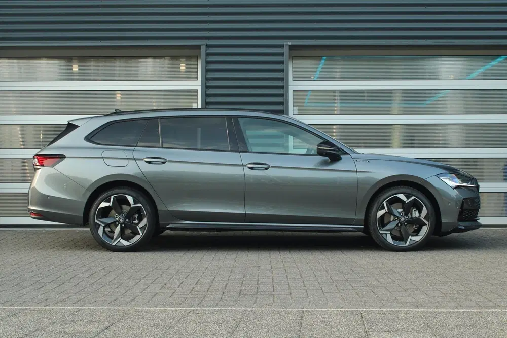 Skoda Superb 1.5 TSI PHEV 204pk Sportline Business uit 2026, foto 3