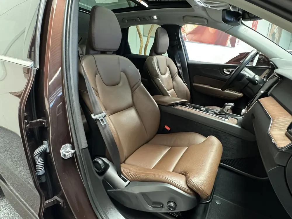 Volvo XC60 2.0 T4 MOMENTUM AUTOMAAT PANORAMADAK NAVIGATIE AD uit 2019, foto 16
