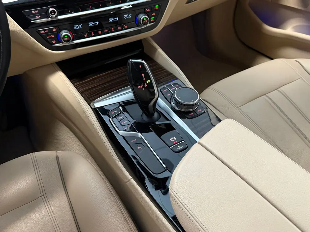 BMW 5-serie 530e iPerformance High Executive Luxury Li uit 2019, foto 15