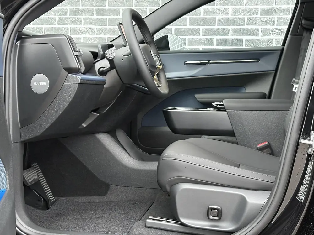 Volvo EX30 Single Motor Ext Range Plus Black Ed Europ uit 2026, foto 12