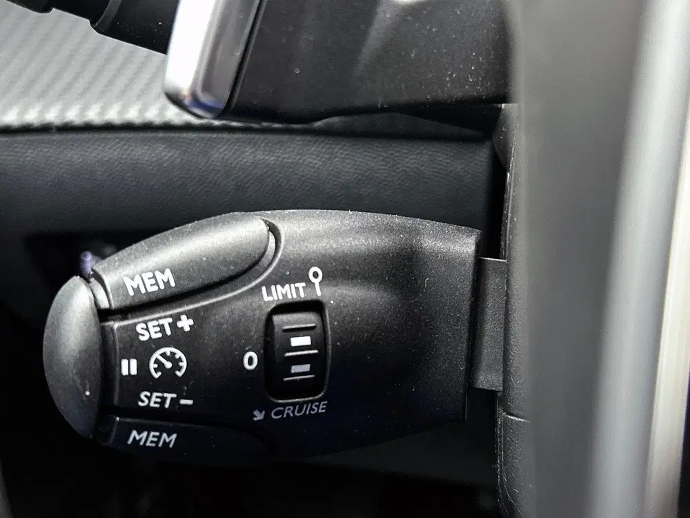 Peugeot 208 1.2 100pk AUT. Allure NAVI & CARPLAY uit 2022, foto 10