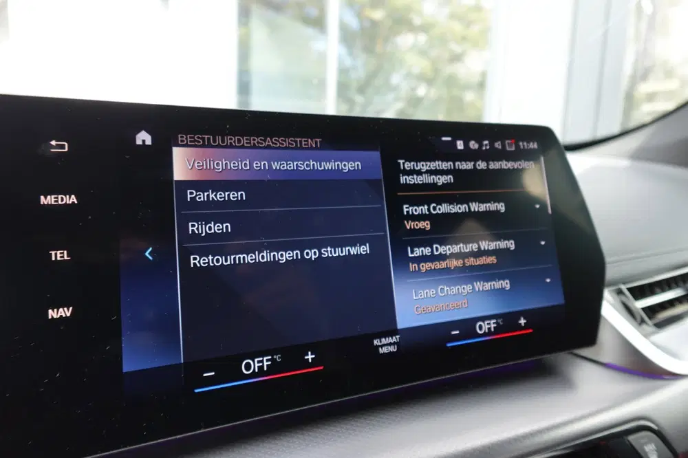 BMW X1 XDrive30e M-PAKKET PANO HUD 360 uit 2023, foto 16