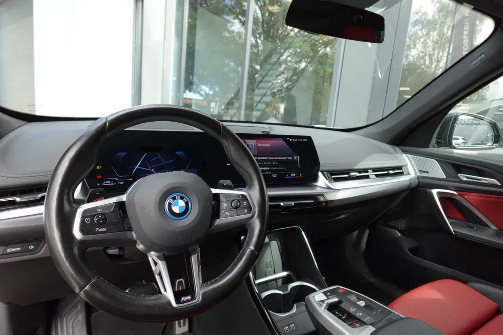 BMW X1 XDrive30e M-PAKKET PANO HUD 360 uit 2023, foto 3