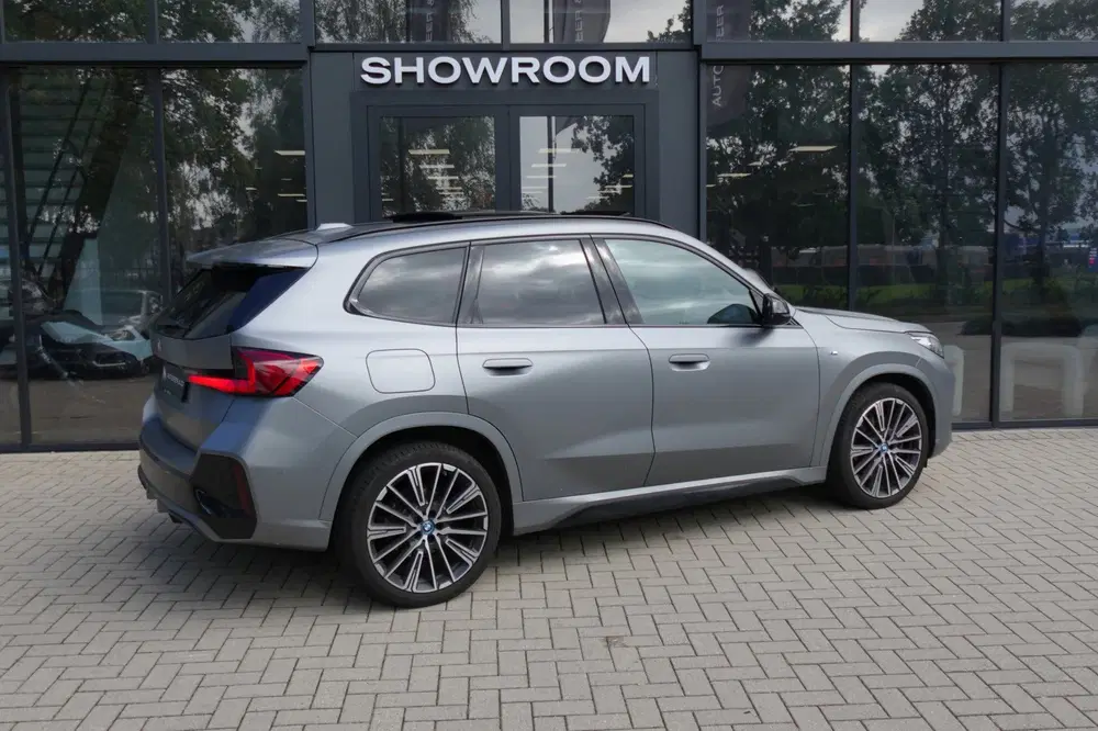 BMW X1 XDrive30e M-PAKKET PANO HUD 360 uit 2023, foto 6