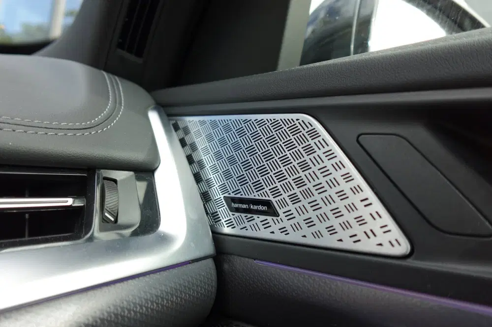 BMW X1 XDrive30e M-PAKKET PANO HUD 360 uit 2023, foto 7