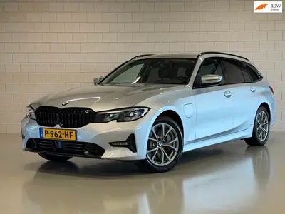 BMW 3-serie 330e High Executive Sportline Shadow uit 2021