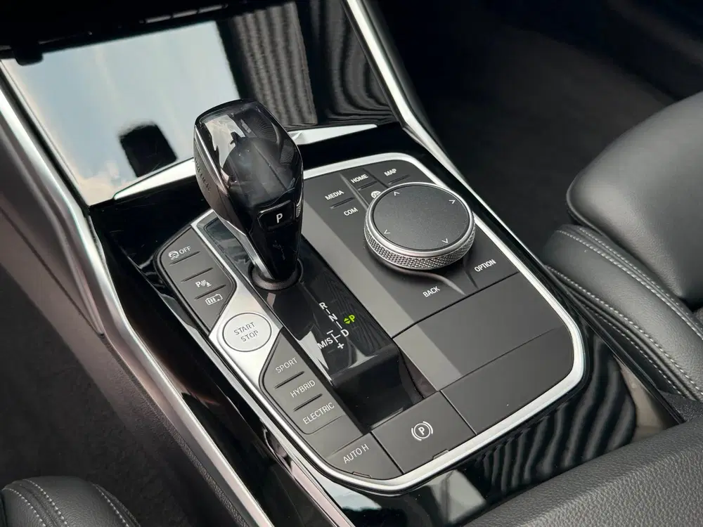 BMW 3-serie 330e High Executive Sportline Shadow uit 2021, foto 13