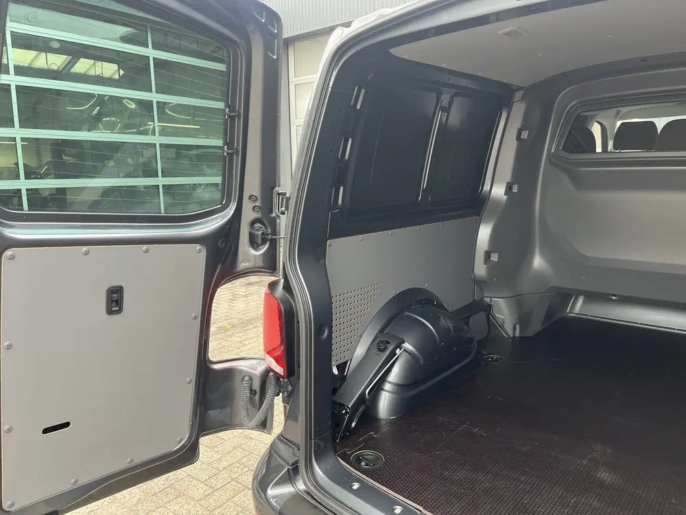 Volkswagen Transporter 2.0 TDI L2H1 DC 150pk Airco Cruise co uit 2023, foto 15