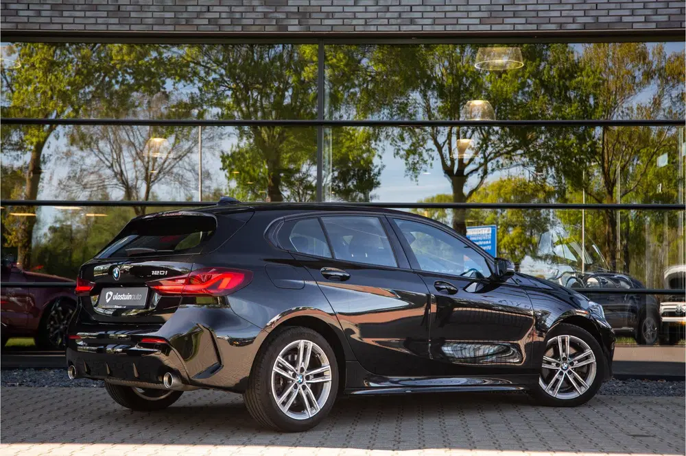 BMW 1-serie 120i High Executive M-Sport uit 2021, foto 2