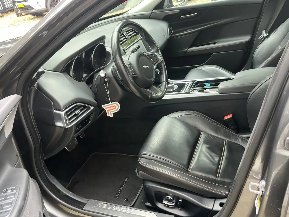 Jaguar XE 2.0t Pure Aut/Ecc/Leer/Navi (bj 2020, automaat) uit 2020, foto 4