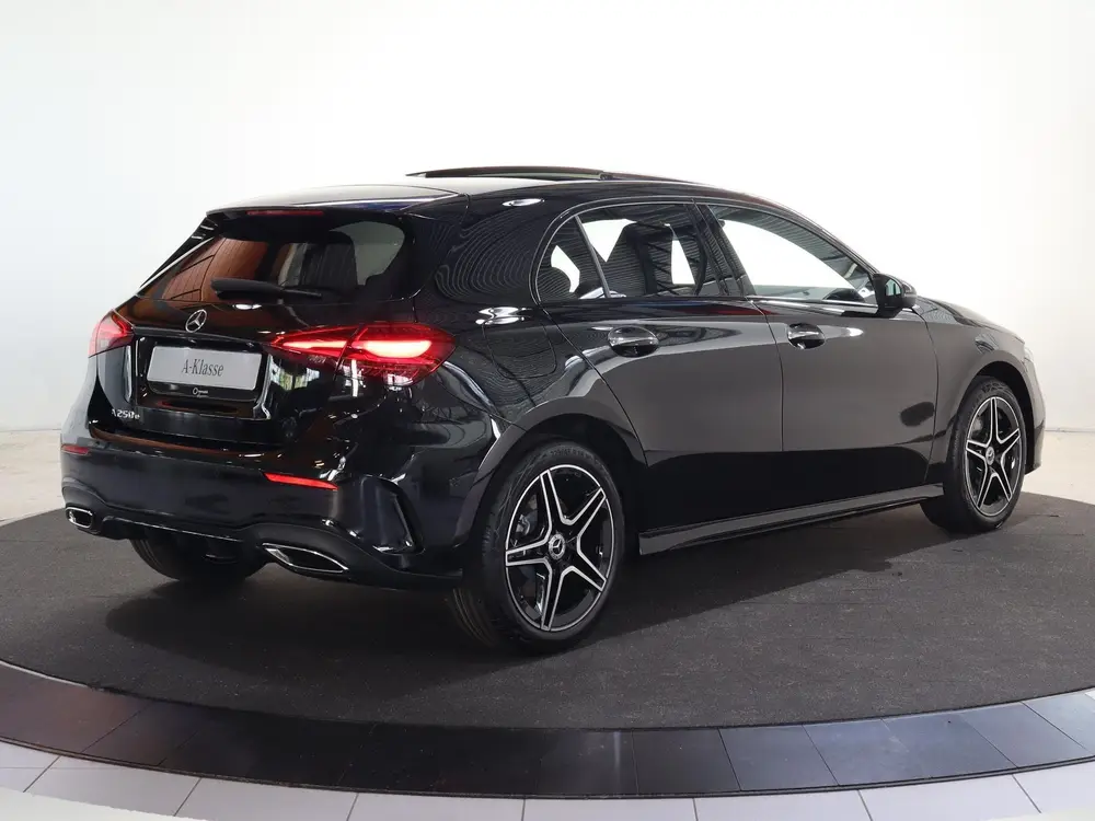 Mercedes-Benz A-Klasse 250 e Business Solution AMG uit 2025, foto 2