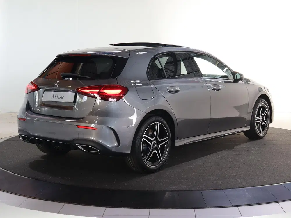 Mercedes-Benz A-Klasse 250 e Business Solution AMG uit 2025, foto 2