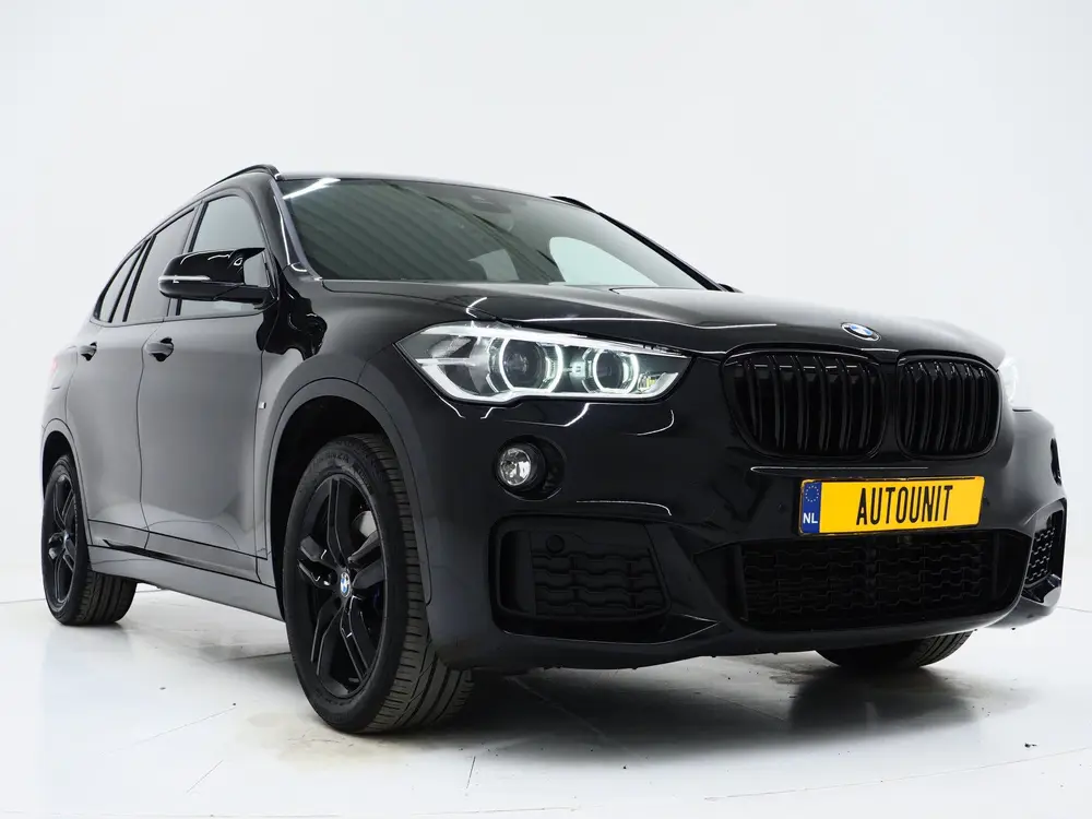 BMW X1 sDrive20i M Sport Full Black | HUD | Trekhaak | Sfeer uit 2019, foto 11