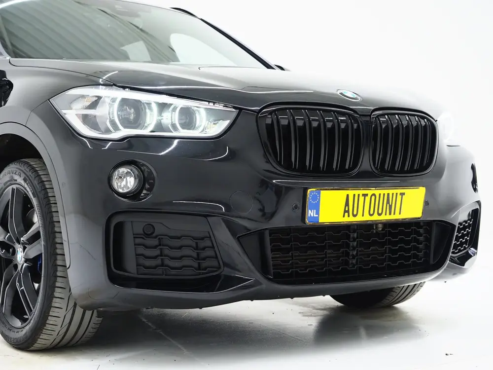 BMW X1 sDrive20i M Sport Full Black | HUD | Trekhaak | Sfeer uit 2019, foto 12