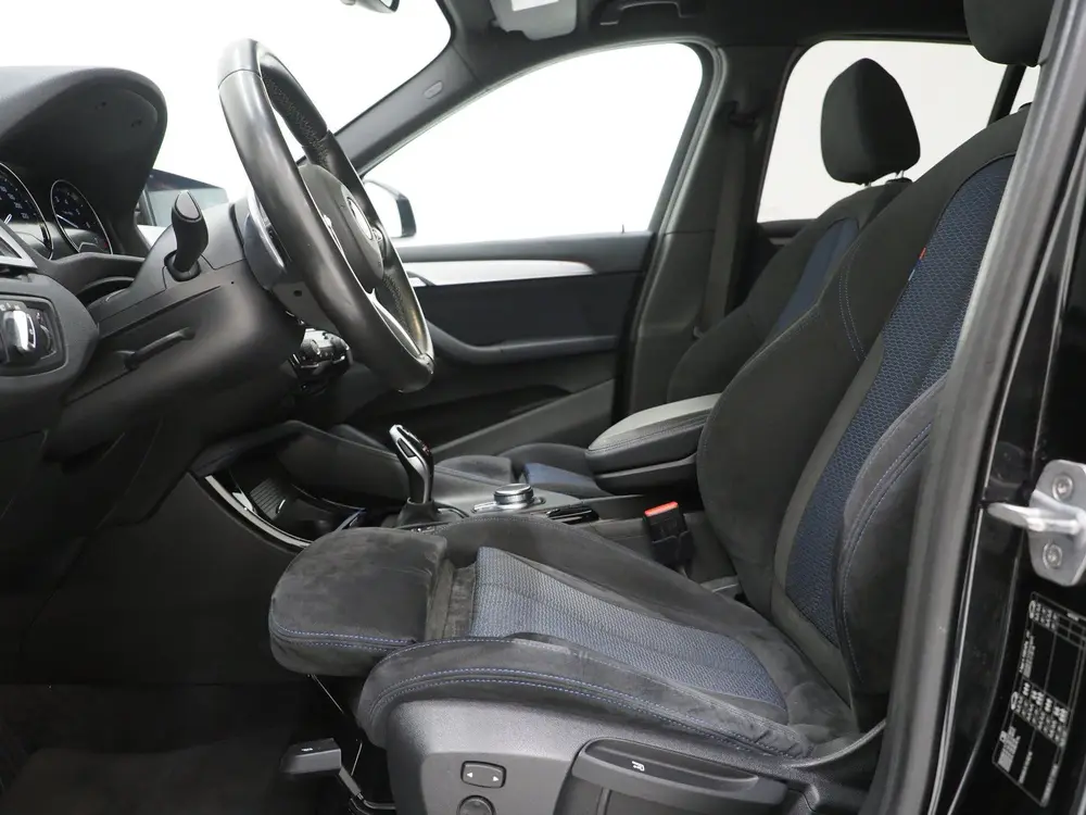 BMW X1 sDrive20i M Sport Full Black | HUD | Trekhaak | Sfeer uit 2019, foto 15