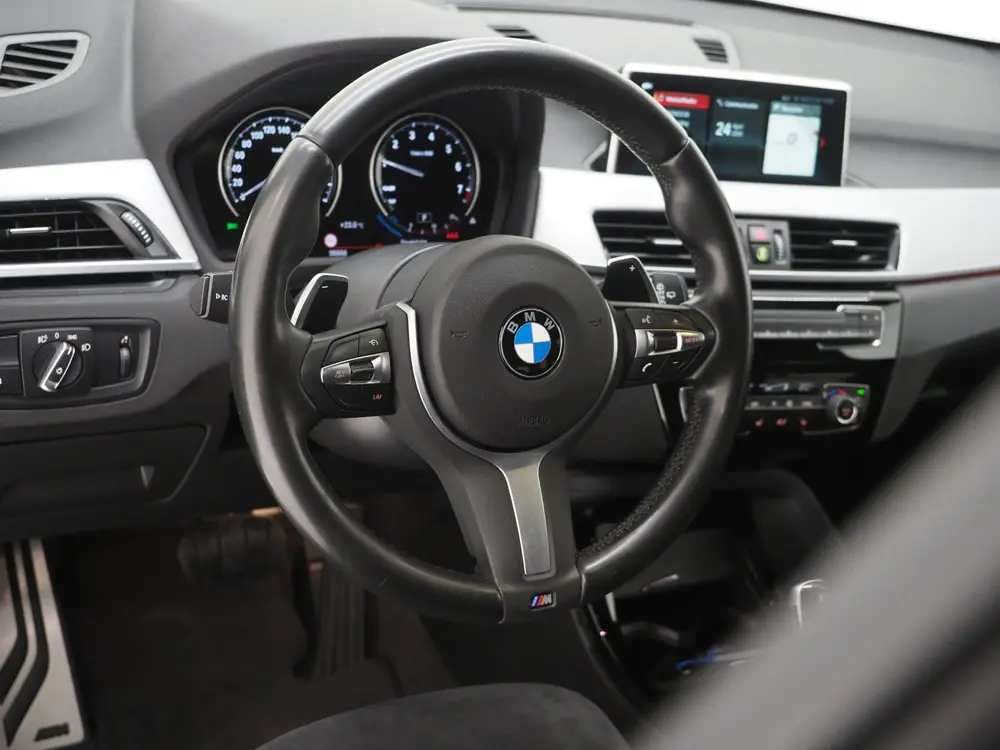 BMW X1 sDrive20i M Sport Full Black | HUD | Trekhaak | Sfeer uit 2019, foto 16