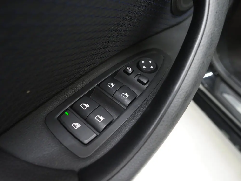 BMW X1 sDrive20i M Sport Full Black | HUD | Trekhaak | Sfeer uit 2019, foto 18