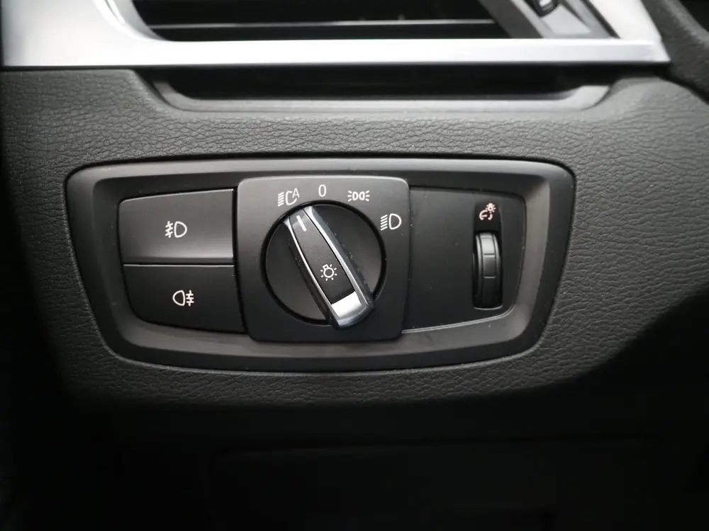 BMW X1 sDrive20i M Sport Full Black | HUD | Trekhaak | Sfeer uit 2019, foto 19