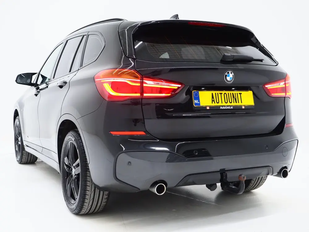BMW X1 sDrive20i M Sport Full Black | HUD | Trekhaak | Sfeer uit 2019, foto 3