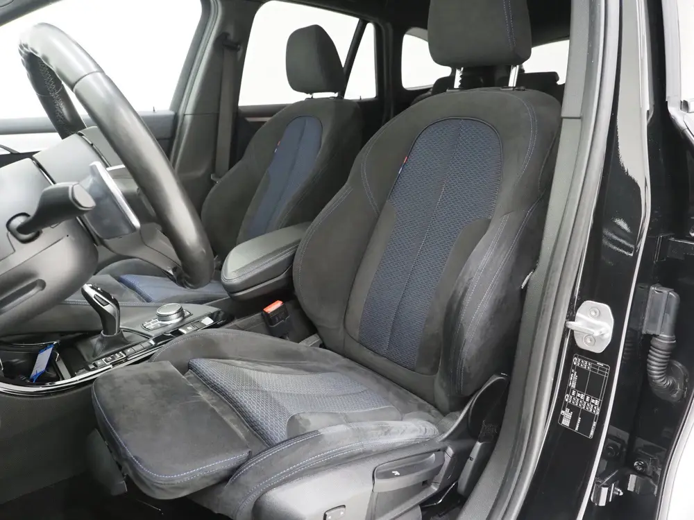 BMW X1 sDrive20i M Sport Full Black | HUD | Trekhaak | Sfeer uit 2019, foto 4