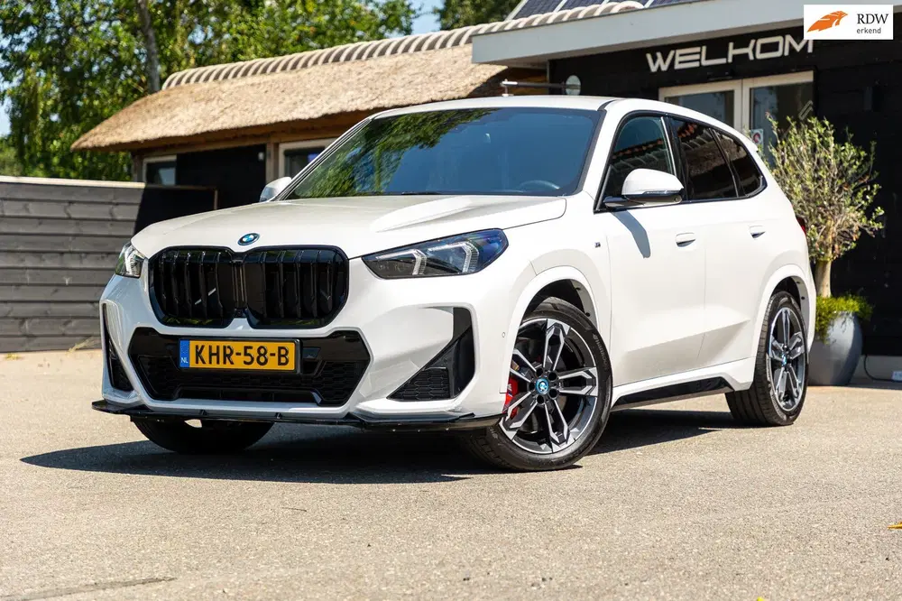 BMW iX1 EDrive 20 M Sport Live Cockpit I Mineralwe uit 2025