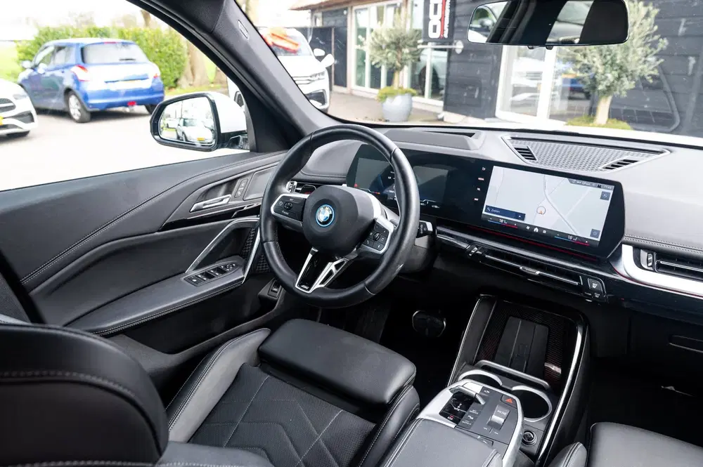 BMW iX1 EDrive 20 M Sport Live Cockpit I Mineralwe uit 2025, foto 2
