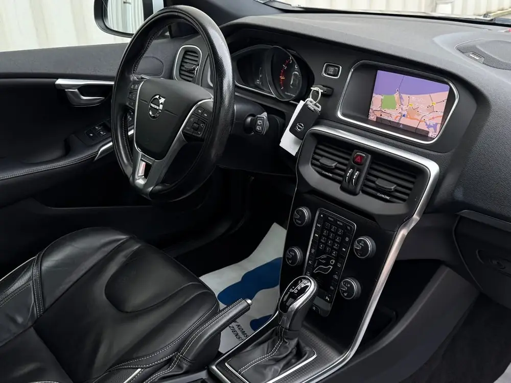 Volvo V40 1.5 T3 Polar+ Sport - AUTOMAAT - PANODAK - ZWART L uit 2019, foto 2