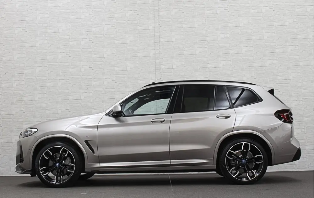 BMW iX3 M-Sport 80 kWh uit 2023, foto 2