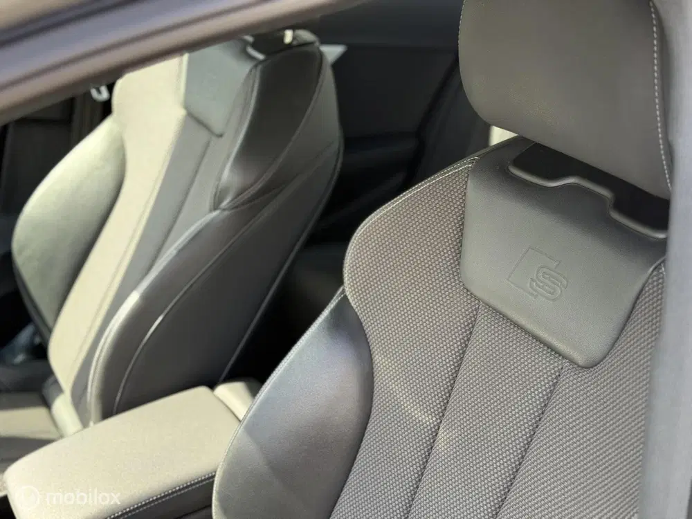 Audi A4 40 TFSI quattro S edition DAK uit 2022, foto 13