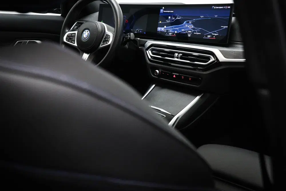 BMW 3-serie 330e M-Sport uit 2023, foto 17