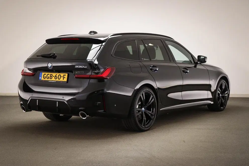 BMW 3-serie 330e M-Sport uit 2023, foto 2