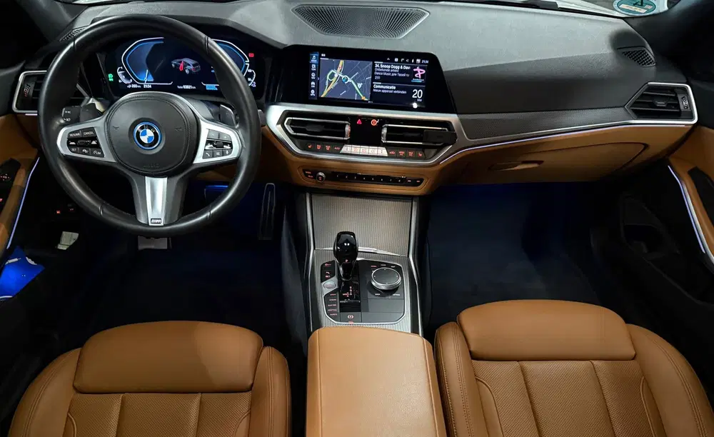 BMW 3-serie 330e Business Edition Plus uit 2022, foto 2