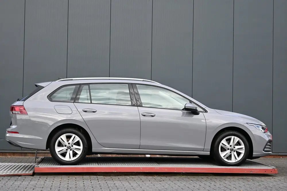 Volkswagen Golf Variant 1.0 eTSI Life camera climate uit 2022, foto 2