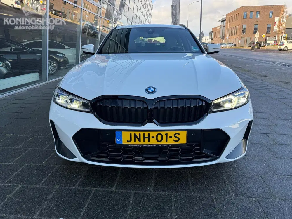 BMW 3-serie 330e M Sport High Executive uit 2022, foto 2