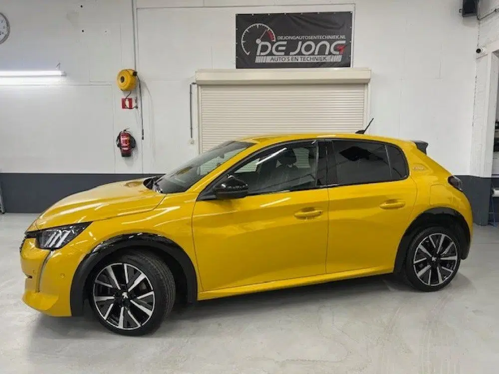 Peugeot 208 1.2 PURETECH GT-LINE uit 2020, foto 2